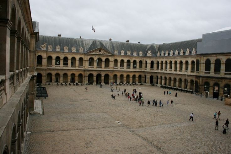  Là điểm đến văn hóa – lịch sử thu hút du khách toàn cầu. Không chỉ nổi tiếng với du khách, Les Invalides còn là nơi tổ chức lễ nghi quốc gia và sự kiện tưởng niệm quan trọng của Pháp. Ảnh: Pinterest.