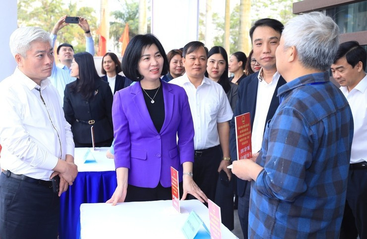 Chủ tịch Ủy ban Bầu cử Thành phố Phùng Thị Hồng Hà cùng Đoàn công tác kiểm tra, động viên lực lượng làm nhiệm vụ chuẩn bị công tác bầu cử tại Khu vực bỏ phiếu số 18, Đơn vị bầu cử số 4 (tổ dân phố số 7 Trung Văn)