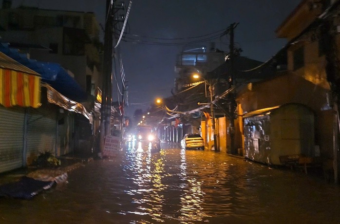 Đường Nguyễn Tuyền, phường Bình Trưng ngập nửa bánh xe.