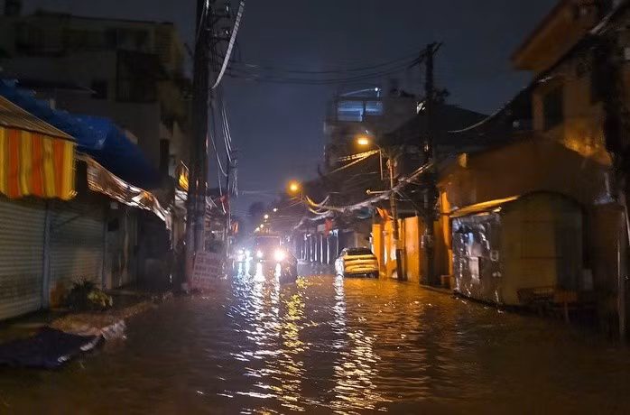 Đường Nguyễn Tuyền, phường Bình Trưng ngập nửa bánh xe.