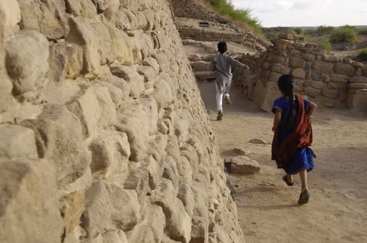  Chứng tích về ngôn ngữ cổ chưa giải mã. Tấm bảng đá khắc ký tự Harappa ở cổng chính vẫn là bí ẩn chưa ai giải mã được. Ảnh: Pinterest.