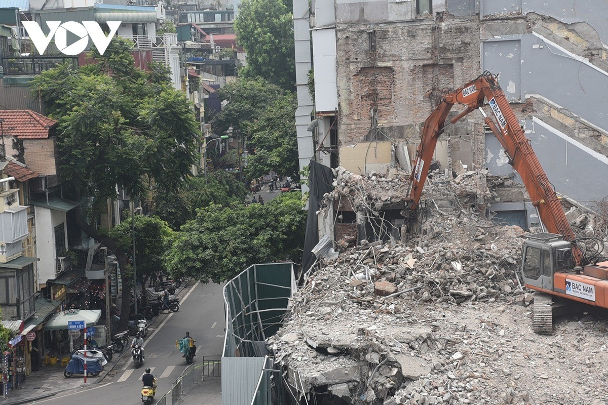 Theo quan sát của phóng viên, nhiều nhà bên phố Cầu Gỗ đối diện công trình đang phá dỡ đóng cửa kín.