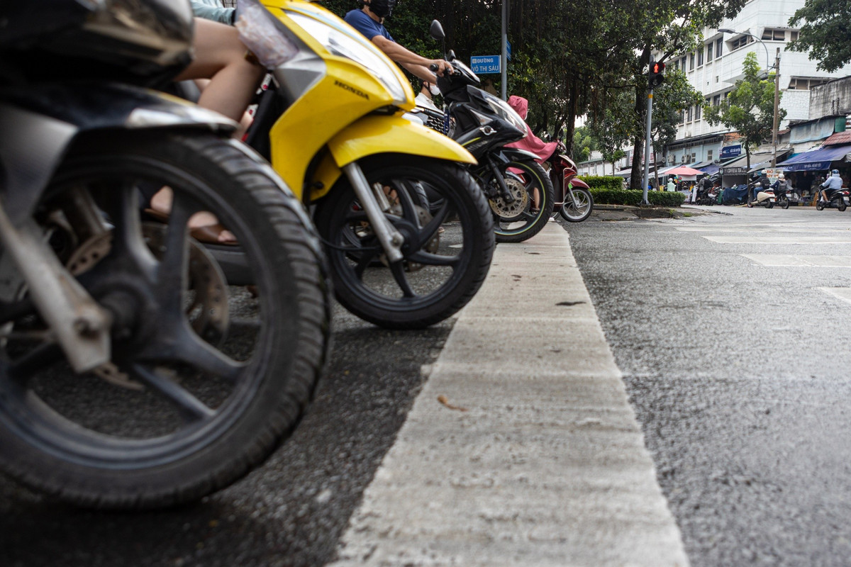 Từ khi hệ thống camera AI đi vào hoạt động, ý thức chấp hành luật giao thông của người dân TP.HCM có nhiều chuyển biến. Anh Quang Huy (33 tuổi), thường xuyên di chuyển qua tuyến đường này để đi làm, cho biết giao thông nay trật tự, người dân đi xe văn minh hơn.