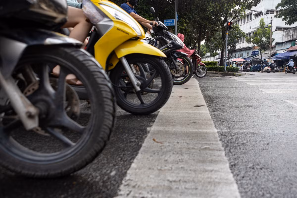 Từ khi hệ thống camera AI đi vào hoạt động, ý thức chấp hành luật giao thông của người dân TP.HCM có nhiều chuyển biến. Anh Quang Huy (33 tuổi), thường xuyên di chuyển qua tuyến đường này để đi làm, cho biết giao thông nay trật tự, người dân đi xe văn minh hơn.