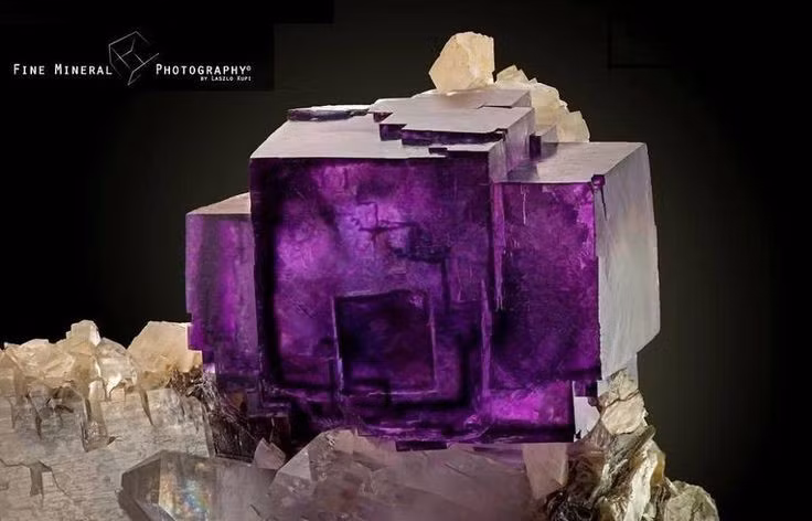  3. Độ cứng trung bình. Khoáng vật này có độ cứng Mohs là 4, dễ bị trầy xước nhưng vẫn được dùng trong trang sức do màu sắc hấp dẫn. Ảnh: Pinterest.