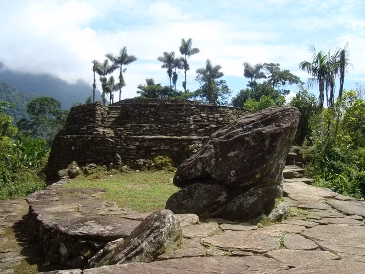  Từng bị lãng quên suốt nhiều thế kỷ. Sau khi người Tây Ban Nha xâm lược khu vực, thành phố bị bỏ hoang và dần bị rừng rậm nuốt chửng, cho đến khi được phát hiện lại vào năm 1972 bởi những người đào vàng địa phương. Ảnh: Pinterest.