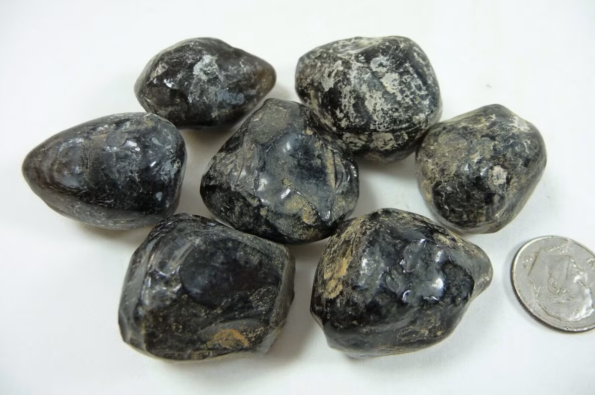  Có thể hình thành vòng tròn “giọt lệ”. Các viên obsidian tròn được tạo bởi gió khi dung nham bắn lên trời. Ảnh: website-files.com.