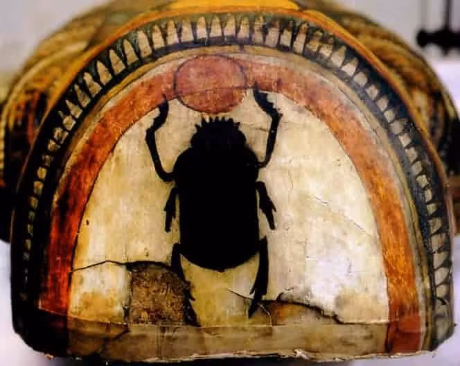  2. Được khắc trên bùa hộ mệnh và mộ táng. Hình ảnh bọ hung thiêng xuất hiện trên các viên đá khắc (scarab) đặt trong lăng mộ để bảo vệ linh hồn và đảm bảo sự tái sinh cho người chết. Ảnh: Pinterest.