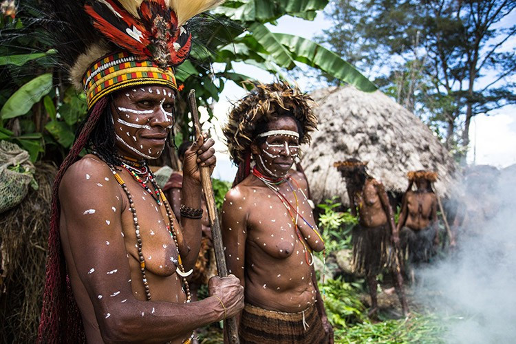  Tập tục cắt ngón tay để tang. Trong quá khứ, phụ nữ Dani có phong tục cắt một phần ngón tay khi người thân qua đời như một cách thể hiện nỗi đau và sự mất mát. Ảnh: apex-expeditions.com.