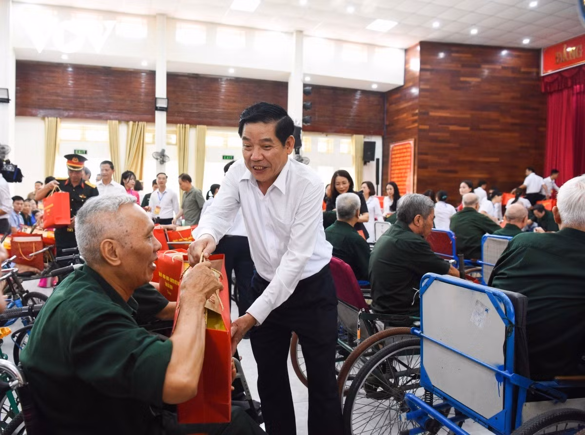 Bí thư Tỉnh uỷ Bắc Ninh Nguyễn Văn Gấu trao quà tặng các thương bệnh binh.