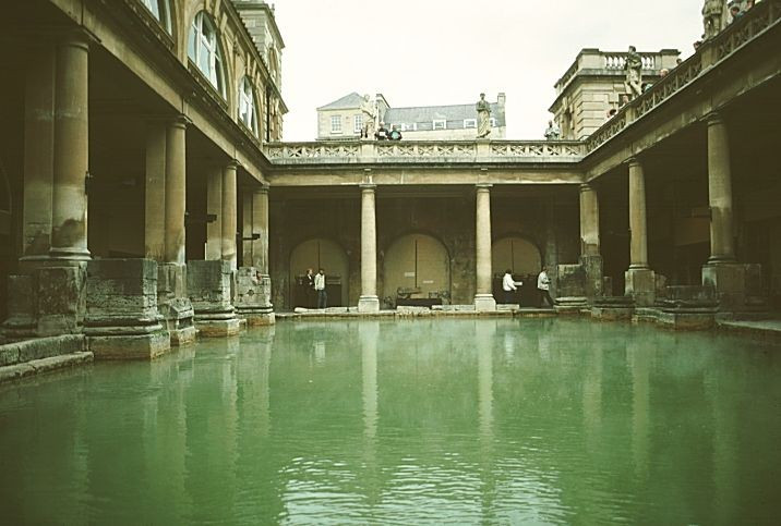  Từng là trung tâm nghỉ dưỡng của giới thượng lưu. Vào thế kỷ 18 và đầu thế kỷ 19, Bath trở thành nơi nghỉ dưỡng thời thượng của tầng lớp quý tộc và thượng lưu Anh. Họ đến đây để tắm suối khoáng, tham gia khiêu vũ, hòa nhạc và các hoạt động xã hội sang trọng. Ảnh: Pinterest.