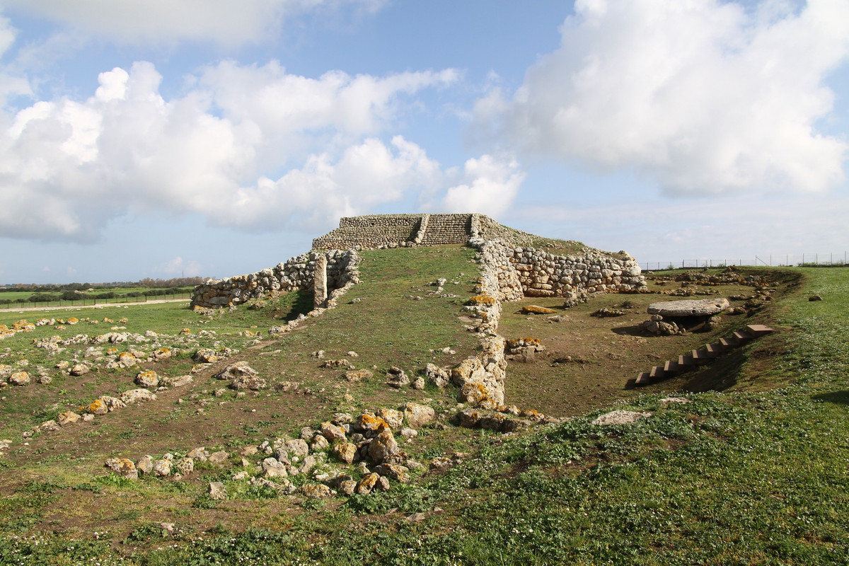  Biểu tượng bí ẩn của thời tiền sử Sardinia. Monte d’Accoddi không chỉ là di tích khảo cổ mà còn là chìa khóa giúp hiểu rõ hơn về tín ngưỡng, xã hội và trí tưởng tượng của con người thời đồ đá mới. Ảnh: hotelgabbianoazzurro.com.