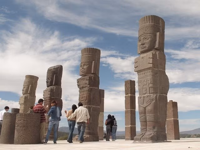  Ảnh hưởng sâu đậm đến người Aztec. Người Aztec coi Toltec là tổ tiên tinh thần và mô phỏng nhiều nghi lễ, kiến trúc từ họ. Ảnh: Pinterest.