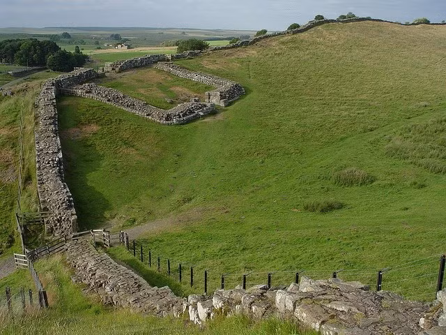  3. Có hàng chục đồn lính và cổng kiểm soát dọc theo chiều dài. Khoảng 80 pháo đài nhỏ (milecastles) và 16 đồn lớn được xây dọc tường, cùng các tháp canh và cổng giúp kiểm soát sự đi lại. Ảnh: Pinterest.