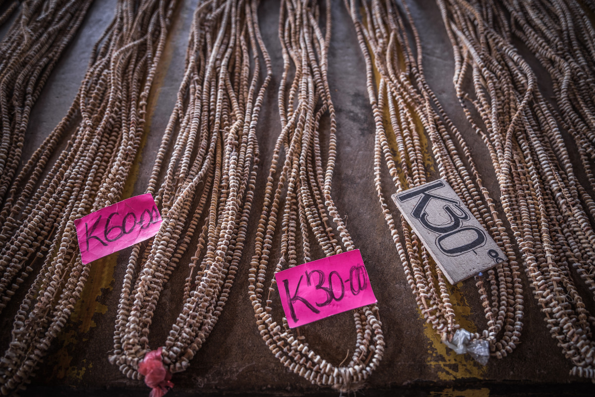  Sử dụng tiền vỏ sò. Hệ thống tiền tệ tabu của người Tolai được làm từ vỏ sò mài nhỏ và xâu thành chuỗi dài. Tabu không chỉ dùng trong trao đổi mà còn mang ý nghĩa xã hội và nghi lễ quan trọng. Ảnh: vice.com.