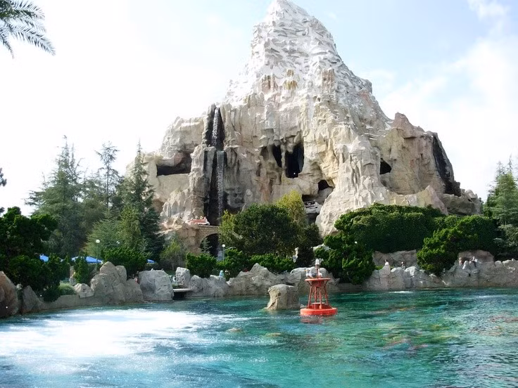  7. Có một bản sao Matterhorn tại công viên Disneyland. Disneyland California đã xây dựng phiên bản thu nhỏ của Matterhorn để phục vụ trò chơi tàu lượn nổi tiếng “Matterhorn Bobsleds”. Ảnh: Pinterest.