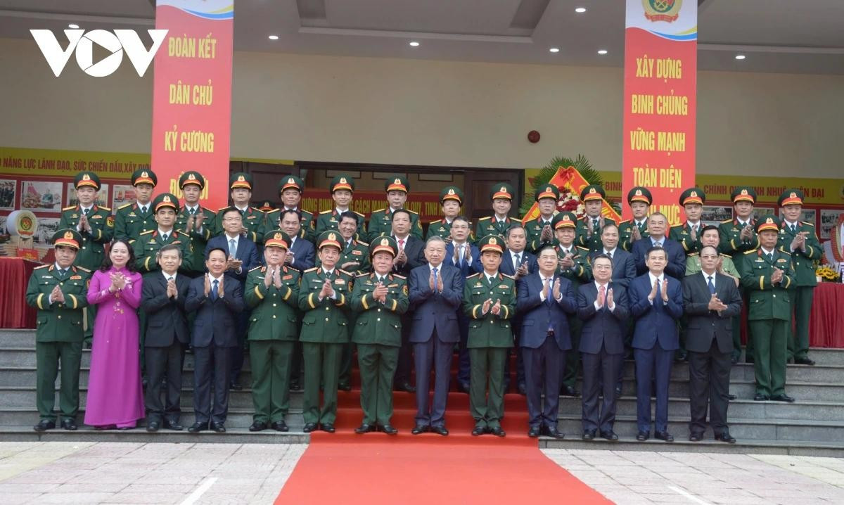 Tổng Bí thư Tô Lâm chụp ảnh lưu niệm với các đại biểu