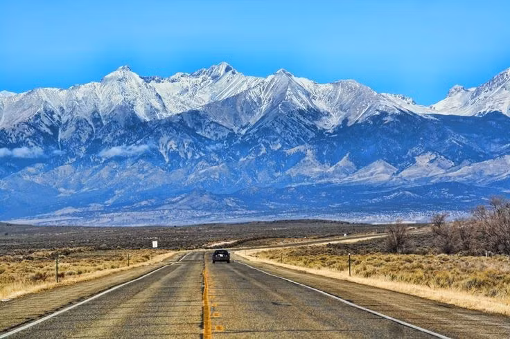  1. Dãy Rockies kéo dài hơn 4.800 km. Dãy núi này bắt đầu từ British Columbia ở Canada và kết thúc tại bang New Mexico của Hoa Kỳ. Ảnh: Pinterest.