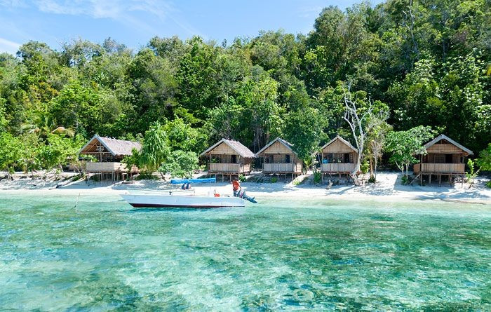  Đang đối mặt với thách thức từ biến đổi khí hậu. Dù còn nguyên sơ, Raja Ampat vẫn chịu tác động từ biến đổi khí hậu và ô nhiễm đại dương. Việc phát triển du lịch bền vững được xem là chìa khóa để bảo vệ quần đảo tuyệt đẹp này cho các thế hệ tương lai. Ảnh: Pinterest.
