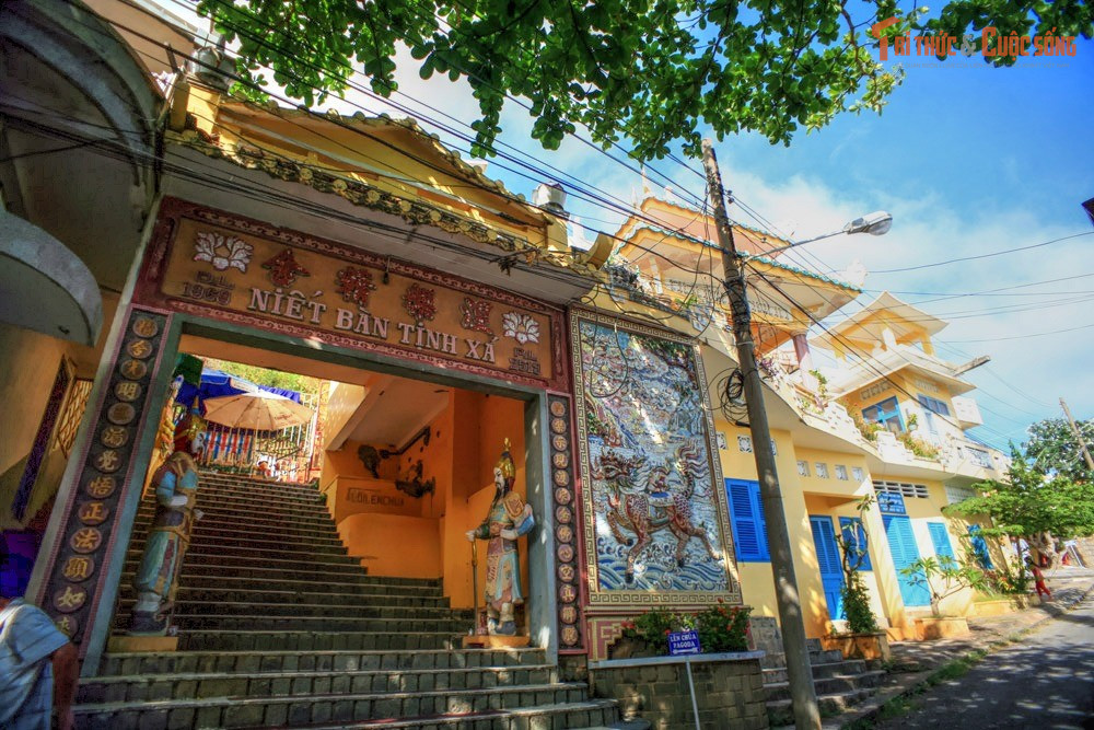 Bắt đầu xây dựng từ cuối thập niên 1960. Niết Bàn Tịnh Xá được khởi công vào năm 1969 và hoàn thành năm 1974 nhờ sự đóng góp của nhiều Phật tử, dưới sự chủ trì của Thượng tọa Thích Thiện Huệ.