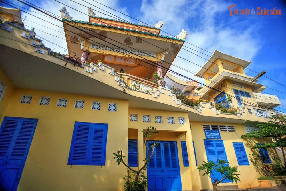 Kiến trúc hòa quyện Đông – Tây. Công trình được xây dựng với phong cách kiến trúc pha trộn nét truyền thống Phật giáo Á Đông và các yếu tố hiện đại, tạo nên sự hài hòa giữa không gian thiêng liêng và cảnh quan thiên nhiên biển núi.