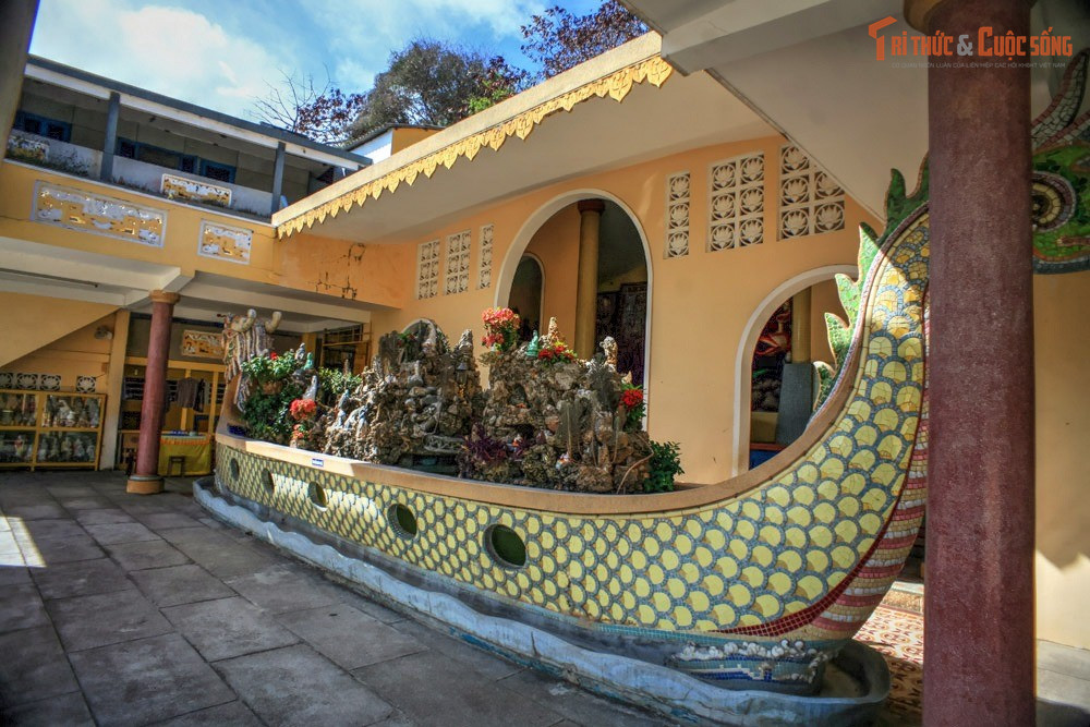 Thuyền Bát Nhã biểu trưng cho trí tuệ và từ bi. Ở khu thượng của Niết Bàn Tịnh Xá, thuyền Bát Nhã được trang trí bằng gốm nhiều màu, tượng trưng cho con đường trí tuệ dẫn lối thoát khỏi khổ đau, đồng thời là điểm check-in nghệ thuật độc đáo.