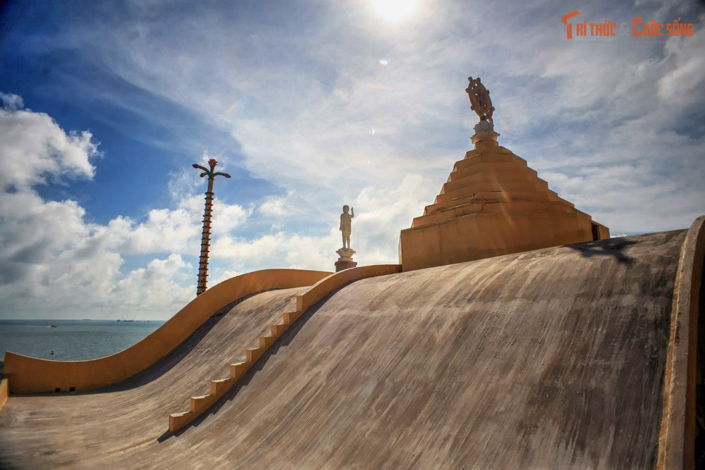 Trụ phướn cao 21 m mang ý nghĩa biểu tượng. Trước chùa là cột phướn cao khoảng 21 m với 42 bậc, biểu tượng cho 42 trang kinh Phật đầu tiên được truyền vào Việt Nam, là lời nhắc nhở về hành trình chánh pháp.