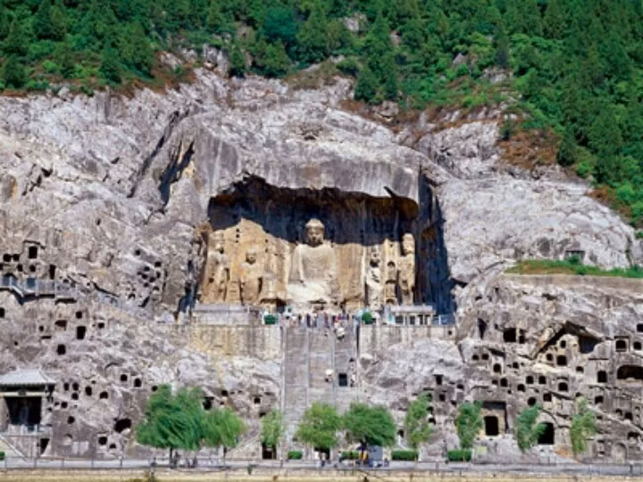  6. Sắc màu nguyên thủy từng rực rỡ. Nhiều bức tượng ban đầu được tô màu sống động, nhưng theo thời gian phần lớn sắc màu đã phai mờ do khí hậu và chiến tranh. Ảnh: Pinterest.