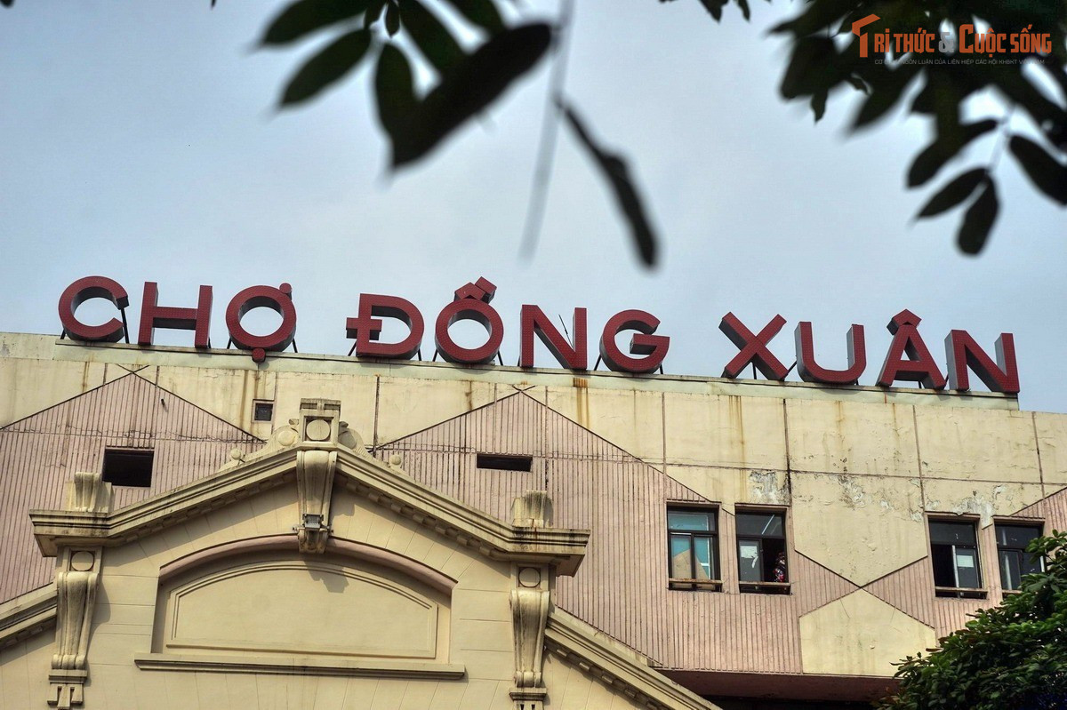 Được xây dựng lại theo hình thức hiện đại hơn. Sau hỏa hoạn, chợ Đồng Xuân được tái thiết với quy mô mở rộng, vừa giữ dáng dấp cũ vừa đáp ứng nhu cầu buôn bán mới.