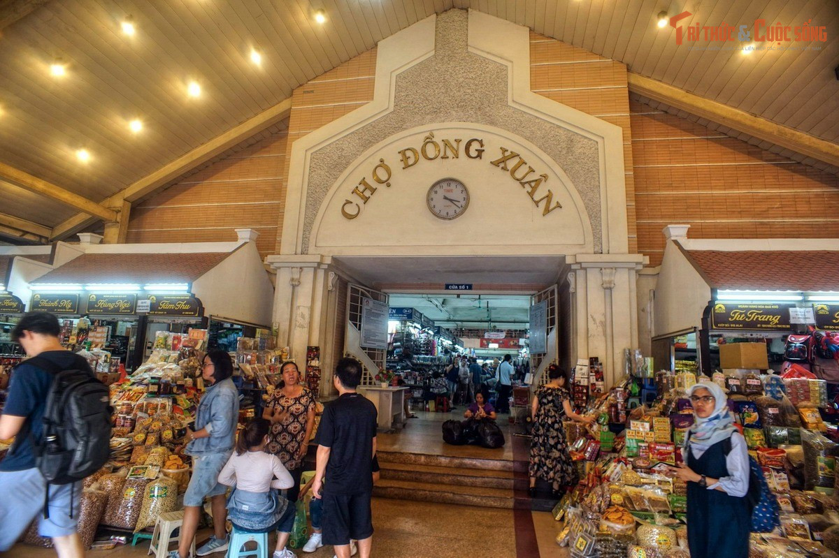 Là “chợ sỉ” nổi tiếng của Hà Nội. Phần lớn các gian hàng trong chợ chuyên bán buôn quần áo, phụ kiện, đồ gia dụng, cung cấp hàng cho nhiều cửa hàng nhỏ khắp miền Bắc.