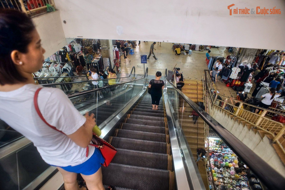 Là biểu tượng của đời sống thương mại Hà Nội xưa và nay. Trải qua biến động lịch sử, chợ Đồng Xuân vẫn giữ vai trò trung tâm buôn bán, phản ánh sức sống bền bỉ của văn hóa đô thị Hà Nội.