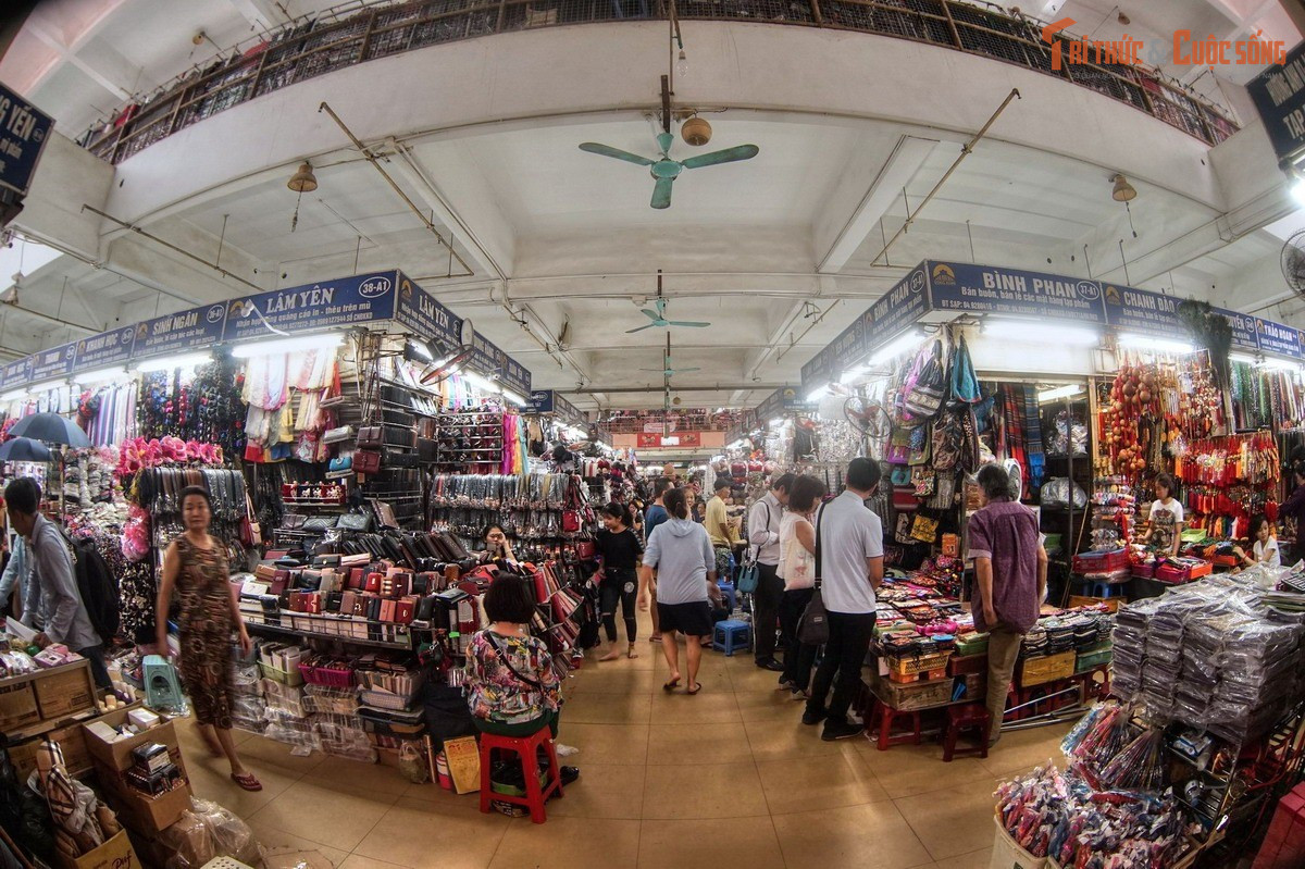 Không gian bên trong mang tính phân khu rõ rệt. Mỗi tầng, mỗi khu trong chợ thường tập trung một nhóm mặt hàng riêng, từ vải vóc, giày dép đến đồ điện tử và đồ lưu niệm.