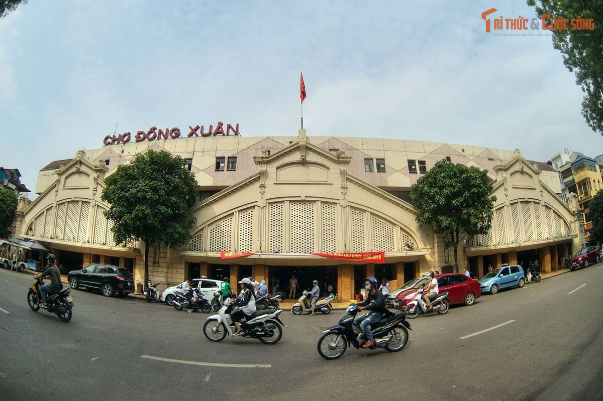 Kiến trúc vòm mang phong cách châu Âu. Mặt tiền chợ nổi bật với các vòm cuốn lớn, phản ánh ảnh hưởng rõ nét của kiến trúc công nghiệp Pháp cuối thế kỷ 19.