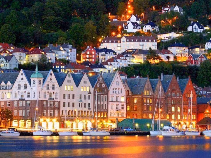  Được UNESCO công nhận là Di sản Thế giới. Năm 1979, khu phố Bryggen được UNESCO ghi danh vào danh sách Di sản Thế giới. Sự công nhận này nhằm bảo tồn một trong những quần thể kiến trúc thương cảng bằng gỗ tiêu biểu nhất còn tồn tại từ thời Trung Cổ ở châu Âu. Ảnh: Pinterest.
