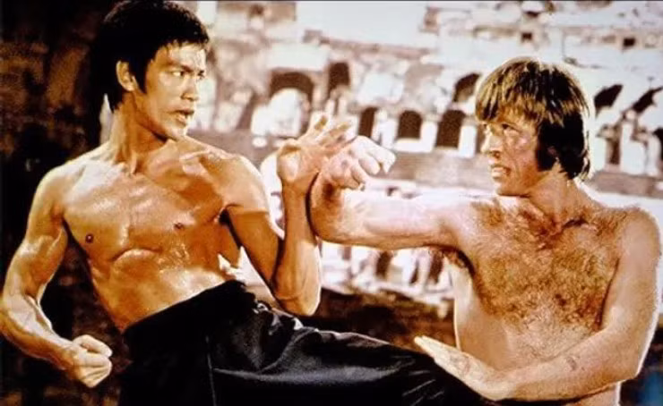 Bruce Lee (bên trái) đấu Chuck Norris