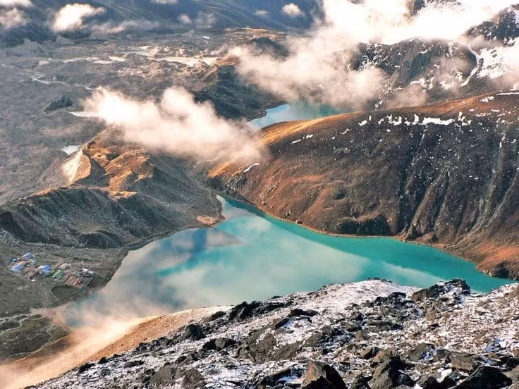  Biến đổi khí hậu đang đặt Sagarmatha trước nhiều thách thức nghiêm trọng. Băng tan nhanh, hồ băng mở rộng và rác thải leo núi đe dọa cân bằng sinh thái, buộc Nepal và quốc tế phải tăng cường bảo tồn Vườn quốc gia này. Ảnh: Pinterest.