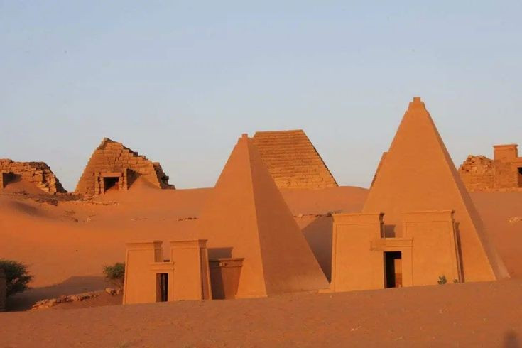  Kiến trúc kim tự tháp mang phong cách riêng. Kim tự tháp Meroë có góc nghiêng lớn, đỉnh nhọn và thường kèm đền nhỏ phía trước, thể hiện sự tiếp thu từ Ai Cập cổ đại nhưng đã được bản địa hóa theo thẩm mỹ Kush. Ảnh: Pinterest.