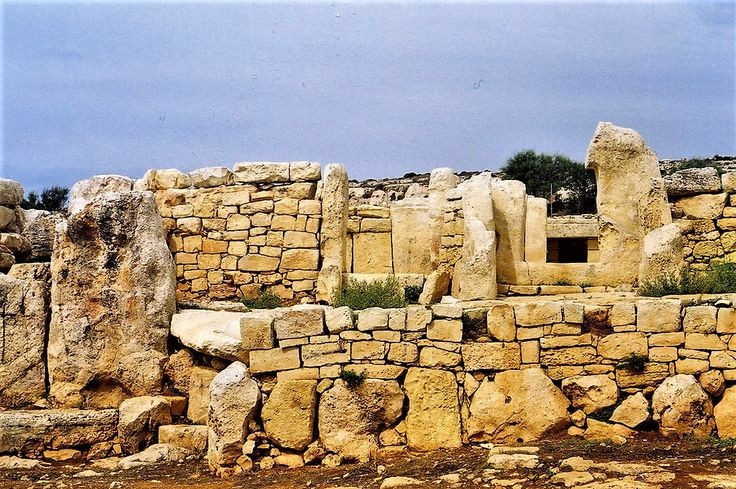  Không sử dụng vữa kết dính. Tất cả các khối đá của Mnajdra đều được xếp chồng lên nhau mà không cần bất kỳ chất kết dính nào, nhưng vẫn đứng vững suốt hơn 5.000 năm qua, thể hiện kỹ thuật xây dựng tinh vi đáng kinh ngạc. Ảnh: Pinterest.