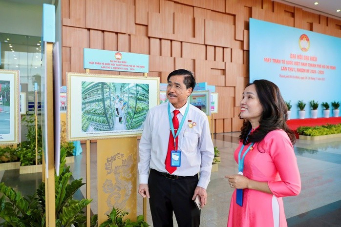 Đại biểu tham quan triển lãm