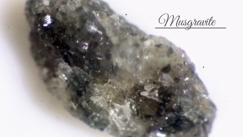  Thuộc nhóm khoáng vật Taaffeite. Musgravite là biến thể hiếm trong nhóm Taaffeite, phân biệt nhờ thành phần hóa học đặc biệt với hàm lượng beryllium, magiê và nhôm. Ảnh: ecommercedns.uk.