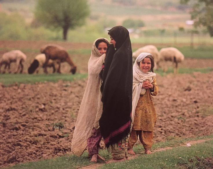  Trang phục truyền thống phản ánh đời sống du mục. Áo shalwar kameez rộng rãi cùng khăn đội đầu turban không chỉ phù hợp khí hậu khắc nghiệt mà còn thể hiện bản sắc và địa vị xã hội. Ảnh: Pinterest.