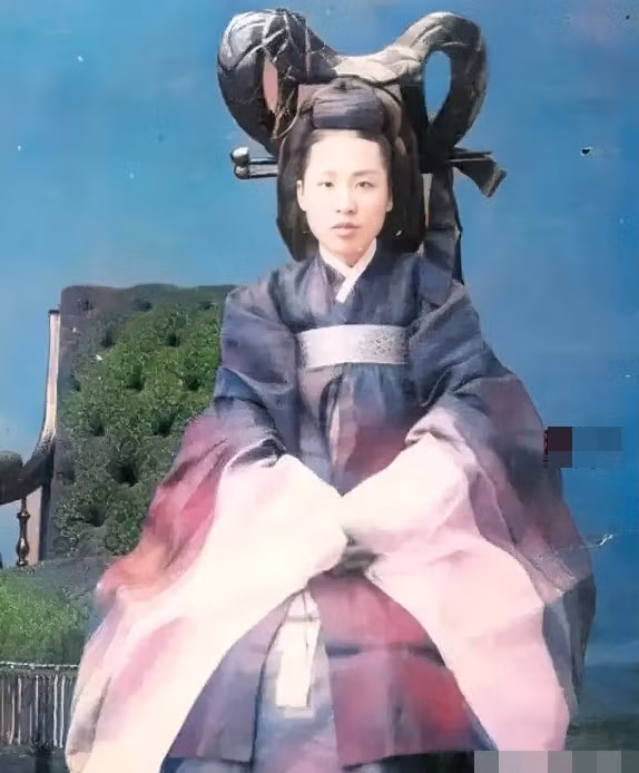 Kim thị, tiểu thiếp người Triều Tiên của Viên Thế Khải, là em gái của Vương phi Triều Tiên. Mặc dù không có địa vị cao trong hậu cung của Viên Thế Khải, nhưng nhan sắc của bà đã thu hút sự chú ý của mọi người. Đáng tiếc, Kim thị và Viên Thế Khải không có tình cảm sâu đậm, bà thường xuyên bị các bà vợ khác bài xích. Cuối cùng, sau khi Viên Thế Khải qua đời, Kim thị cũng tự sát. Tuy nhiên, nguyên nhân cái chết của bà đến nay vẫn còn là một bí ẩn trong lịch sử.