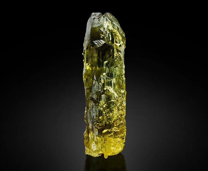  Thuộc họ beryl cùng với ngọc lục bảo và aquamarine. Về mặt khoáng vật học, heliodor là một biến thể của beryl, chung họ với những loại đá quý nổi tiếng như emerald hay aquamarine, nhưng khác biệt ở màu vàng đến vàng lục. Ảnh: mardanifineminerals.com.