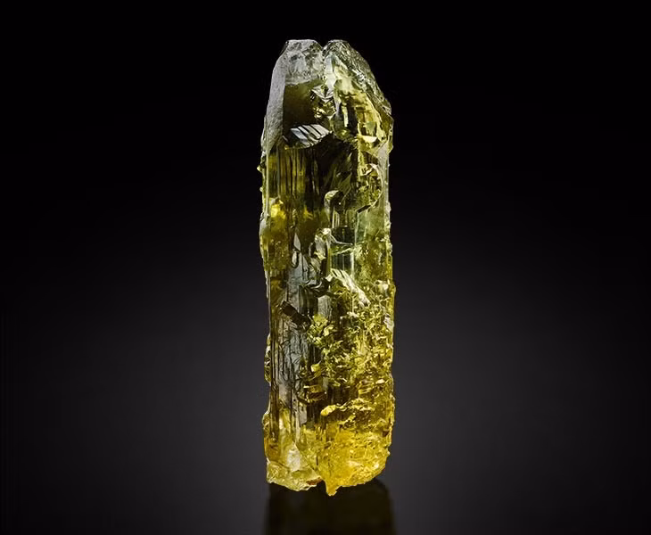  Thuộc họ beryl cùng với ngọc lục bảo và aquamarine. Về mặt khoáng vật học, heliodor là một biến thể của beryl, chung họ với những loại đá quý nổi tiếng như emerald hay aquamarine, nhưng khác biệt ở màu vàng đến vàng lục. Ảnh: mardanifineminerals.com.