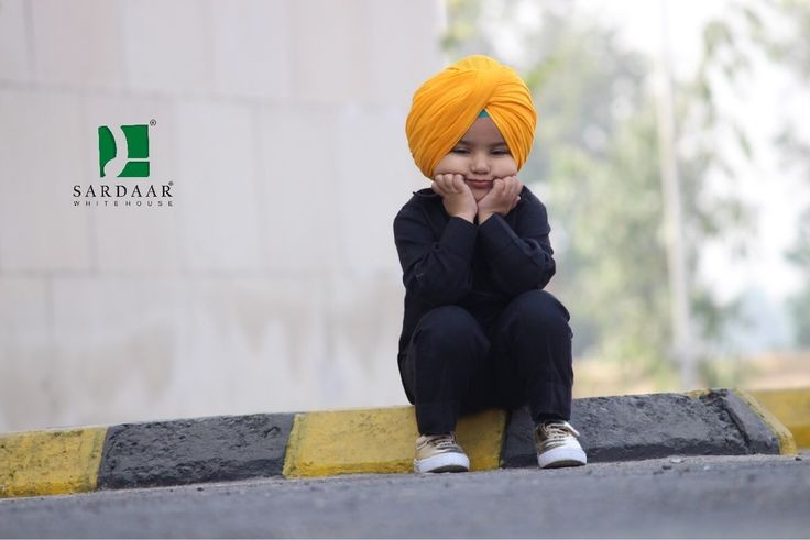  Tên gọi liên quan đến khăn xếp. Từ “tulip” bắt nguồn từ tiếng Ba Tư và Thổ Nhĩ Kỳ, chỉ chiếc khăn turban (khăn xếp) vì hình dáng búp hoa giống chiếc khăn đội đầu. Điều này phản ánh hành trình văn hóa của loài hoa trước khi đến châu Âu. Ảnh: Pinterest.