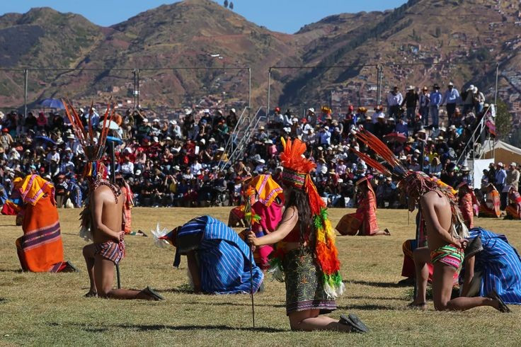  Có các nghi lễ gắn với thần Núi và thần Đất. “Pachamama” – Mẹ Đất – giữ vai trò rất quan trọng trong tín ngưỡng của người Quechua. Ảnh: Pinterest.