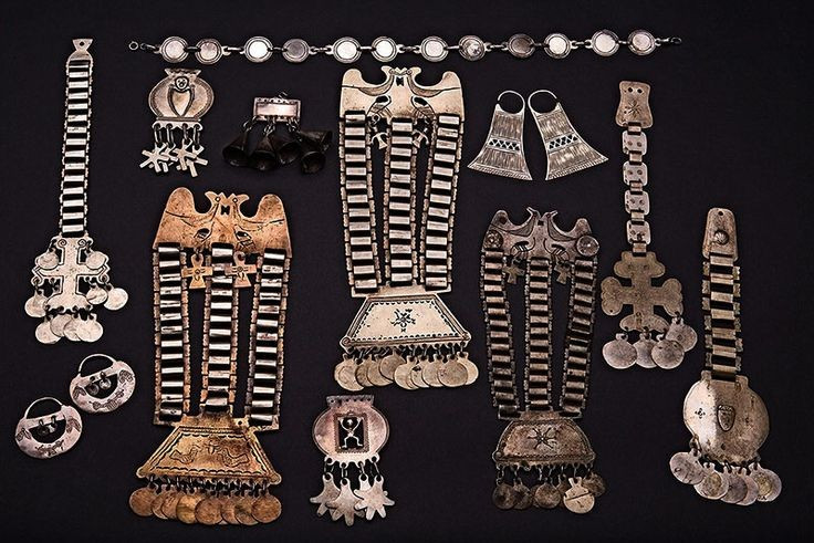  Nghệ thuật dệt và trang sức phát triển. Trang phục và đồ bạc Mapuche có giá trị nghệ thuật cao, mang ý nghĩa biểu tượng sâu sắc. Ảnh: Pinterest.