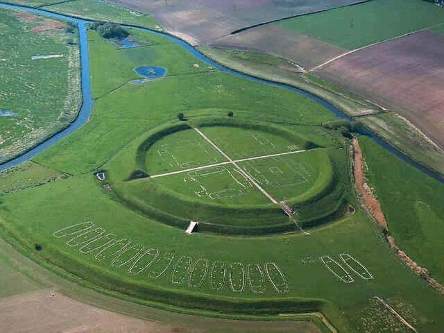  Được xây dựng rất nhanh. Các nhà khảo cổ cho rằng nhiều thành lũy vòng tròn được xây dựng trong thời gian khá ngắn, có thể chỉ vài năm. Việc huy động một lượng lớn nhân lực và tài nguyên cho thấy đây là dự án quy mô lớn do chính quyền trung ương tổ chức. Ảnh: Pinterest.