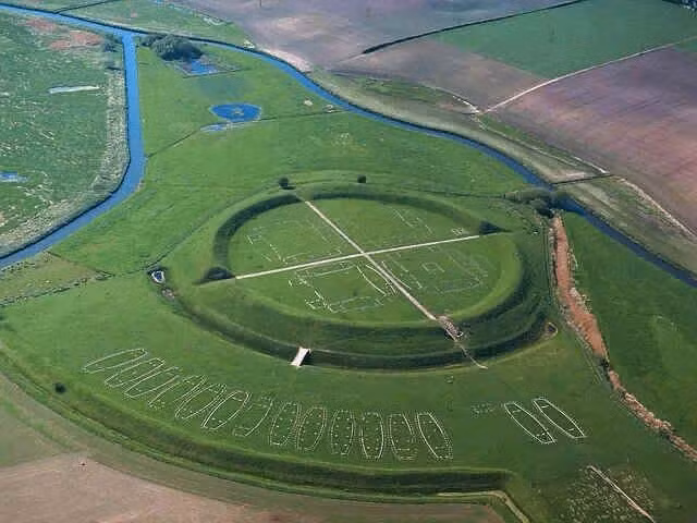  Được xây dựng rất nhanh. Các nhà khảo cổ cho rằng nhiều thành lũy vòng tròn được xây dựng trong thời gian khá ngắn, có thể chỉ vài năm. Việc huy động một lượng lớn nhân lực và tài nguyên cho thấy đây là dự án quy mô lớn do chính quyền trung ương tổ chức. Ảnh: Pinterest.