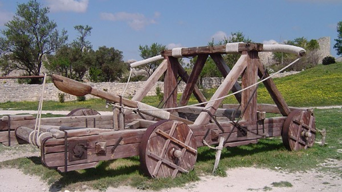  Vũ khí công thành tiên tiến. Quân Assyria sử dụng tháp công thành, xe phá tường và các công cụ chiến tranh hiện đại thời đó để phá vỡ hệ thống phòng thủ. Ảnh: otagomuseum.nz.